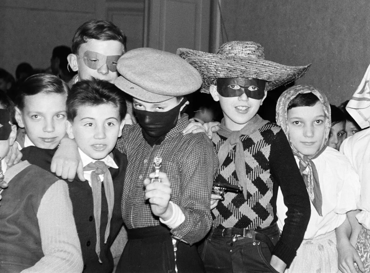 Farsangra beöltözött gyerekek 1960-ban