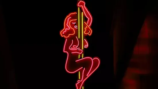 Egy sztriptízbár tulajdonosa lerántotta a leplet az üzlete működéséről