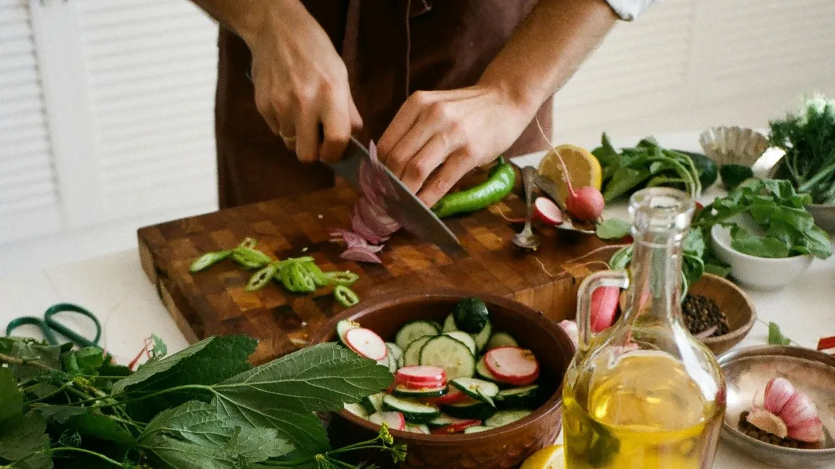 Azt tanulmányozta, hogy lesz az ételből gyógyszer. 