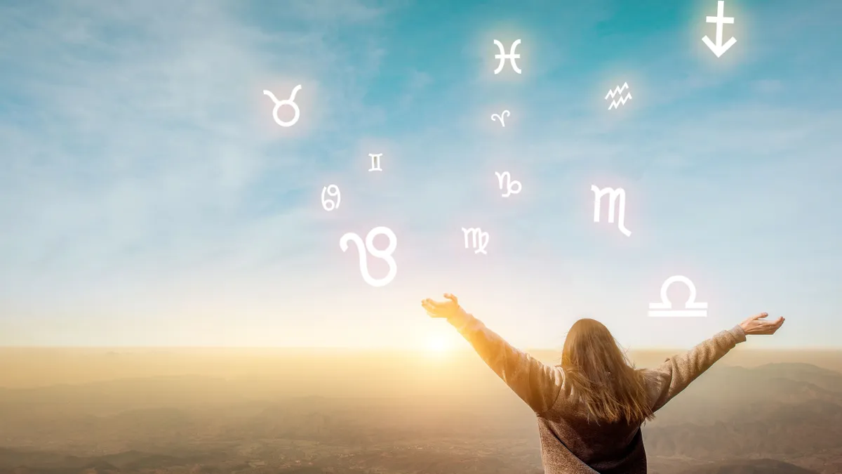 Lélek hangja, asztrológia Woman,Raising,Hands,Looking,At,The,Sky.,Astrological,Wheel,,Choose