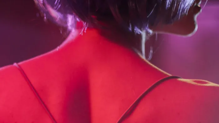 Köldökig kivágott ruhában villantott a szexi műsorvezető