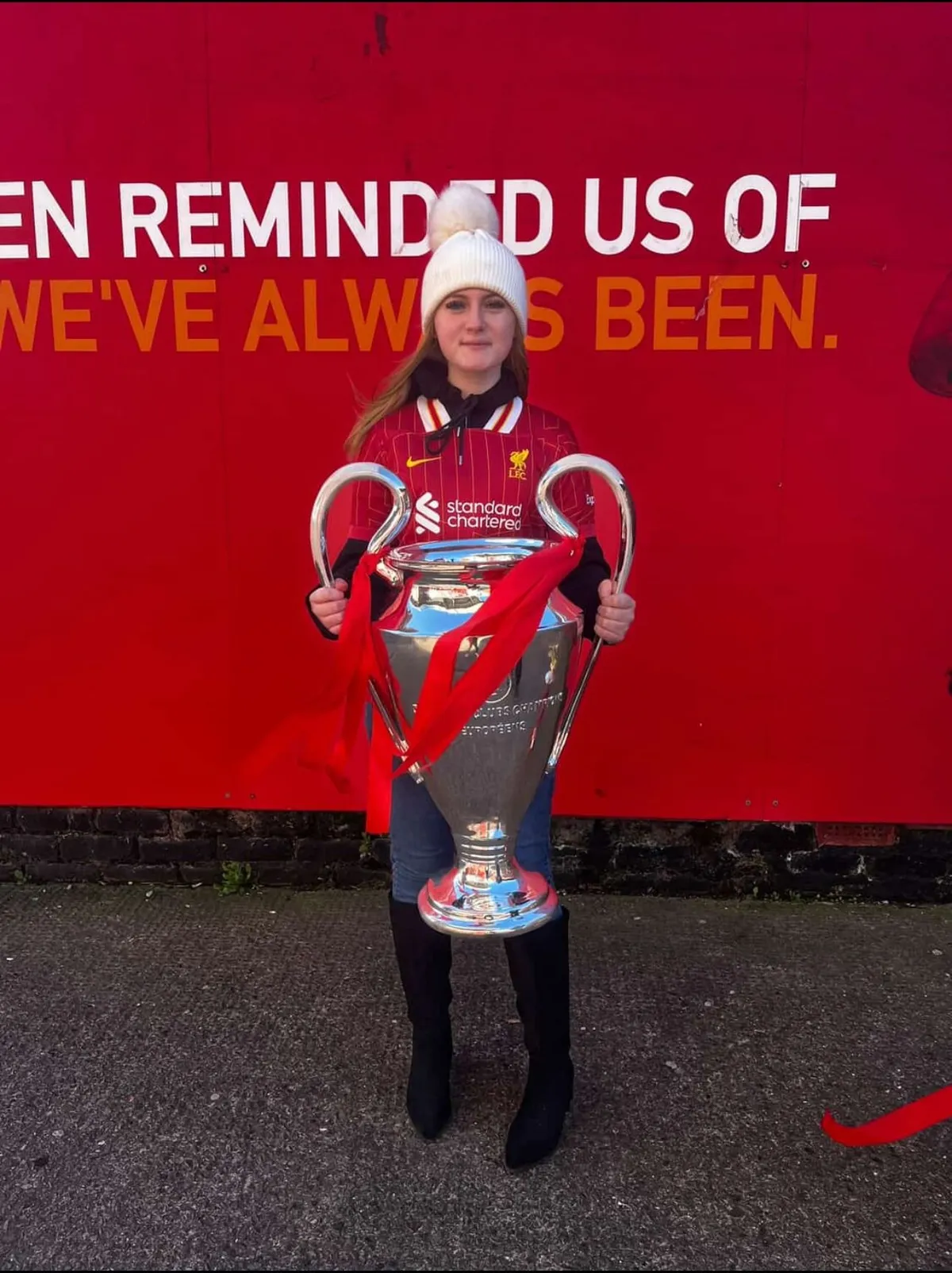 Emilie Walshe a Liverpool bajnoki serlegével fotózkodott