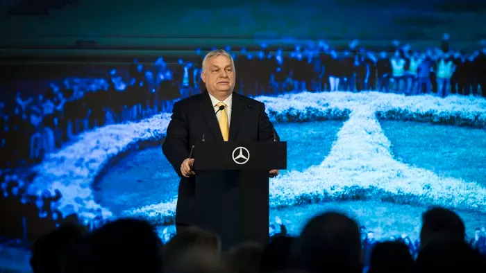 Most megnézheted, így vezet Orbán Viktor - Videó