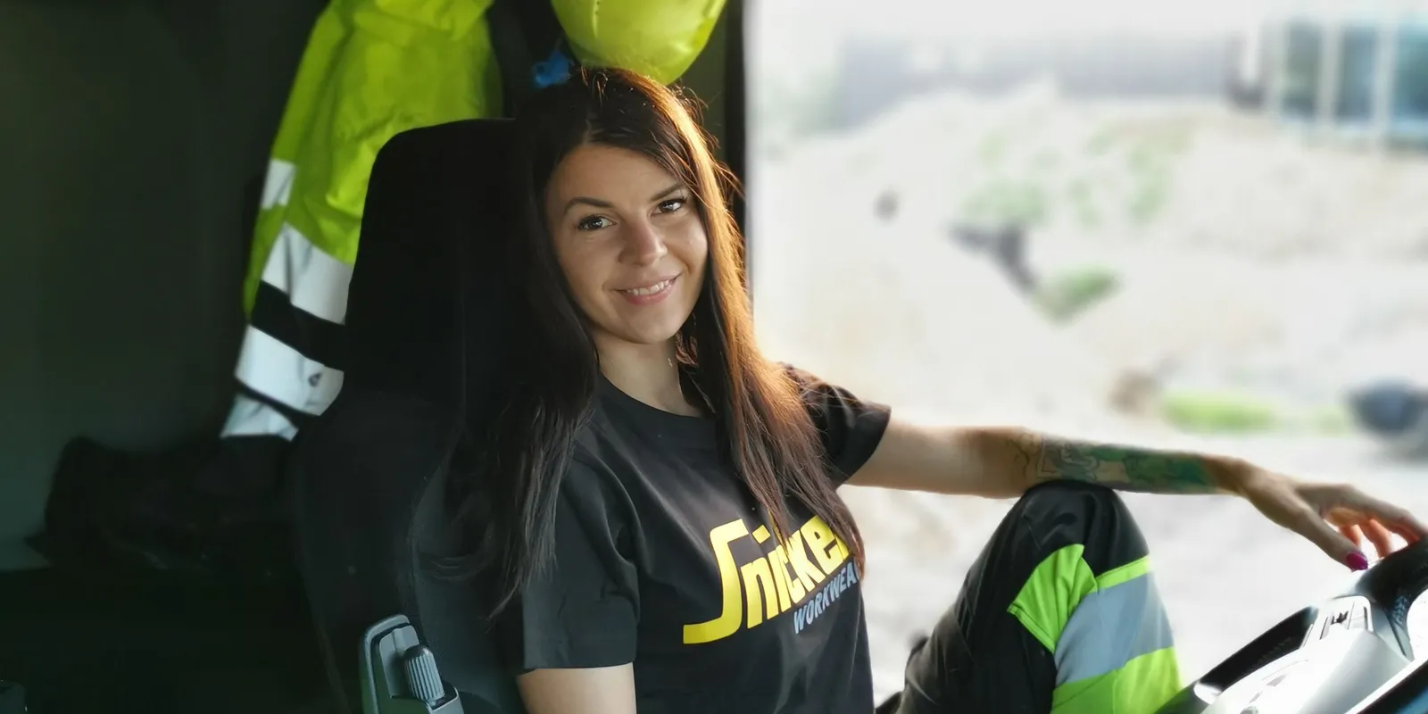 Kőbányákban, kamionnal dolgozik a gyönyörű Noémi