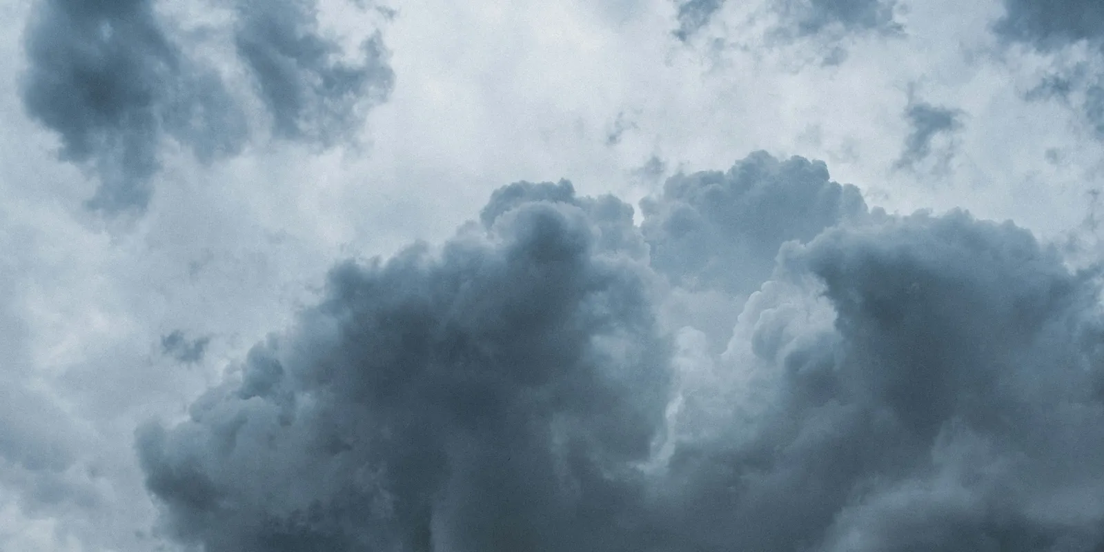 Továbbra is tartsuk magunknál az esernyőnket