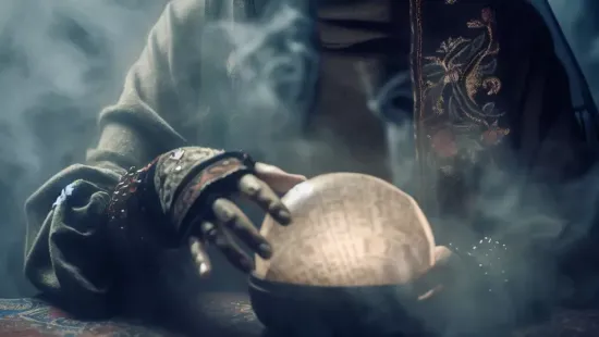 „Kártyavárként dől össze az életed!” – jósolt az MI-boszorkány, péntek 13-a borzalmas lesz