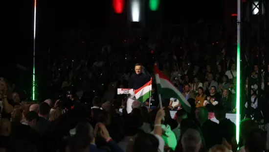 Szijjártó Péter a szombathelyi Háborúellenes Gyűlésen: "Mi azon dolgozunk, hogy továbbra is szájtátva figyelje a világ, hogy a magyar édesanyáknak nem kell adót fizetni"