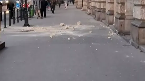 Emberek közé omlott egy ház homlokzata az Andrássy úton