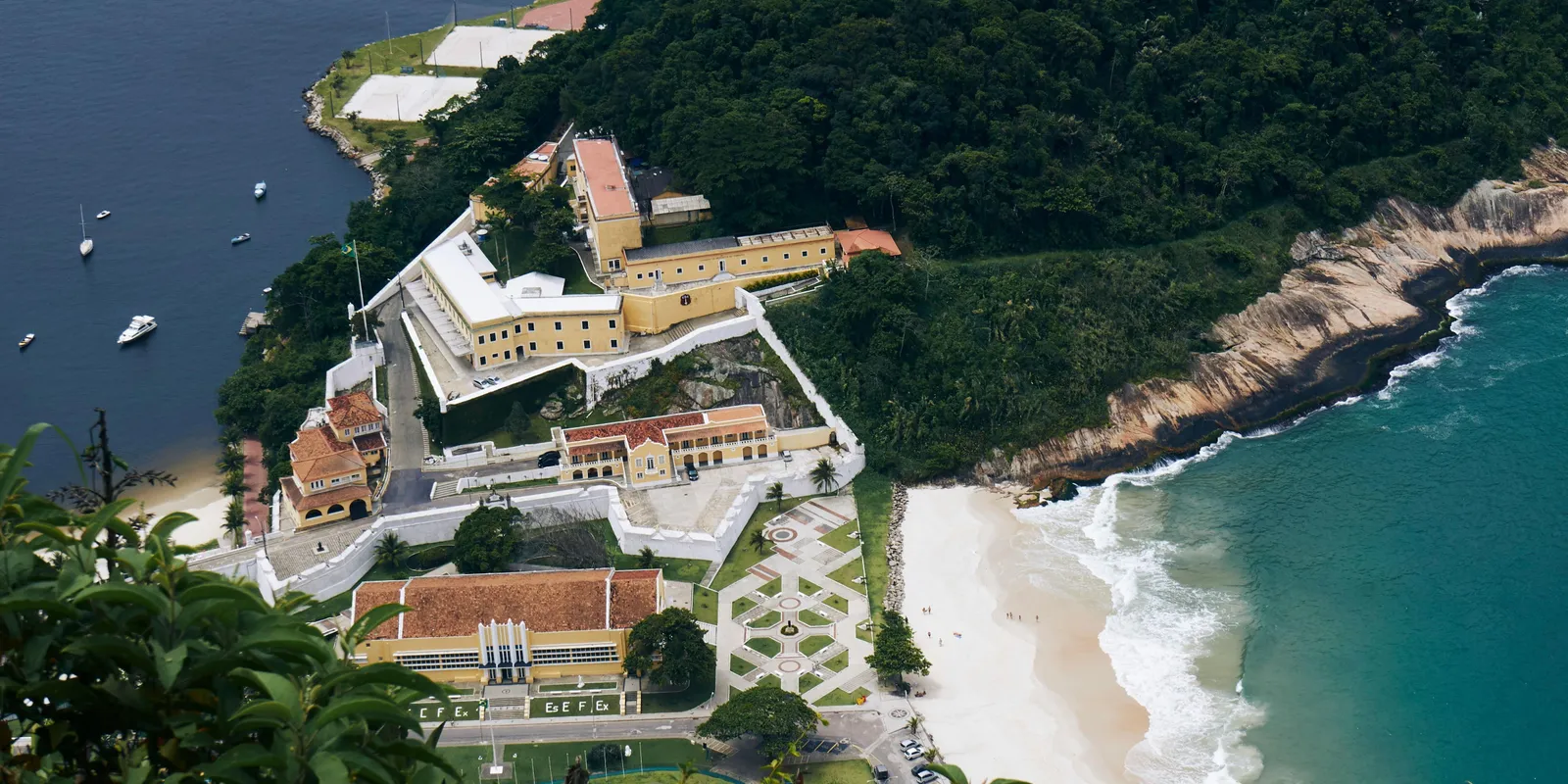 Szándékosan lelöktek egy férfit egy bevásárlóközpont tetejéről