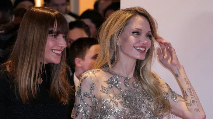 Angelina Jolie káprázatos ruhában lépett a vörös szőnyegre