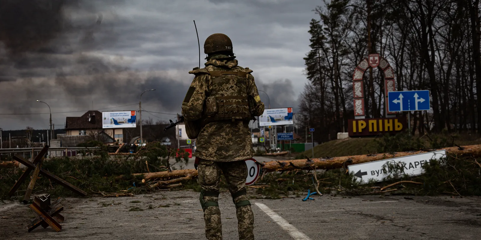 Apa veled van. Anya veled van. Én veled vagyok.