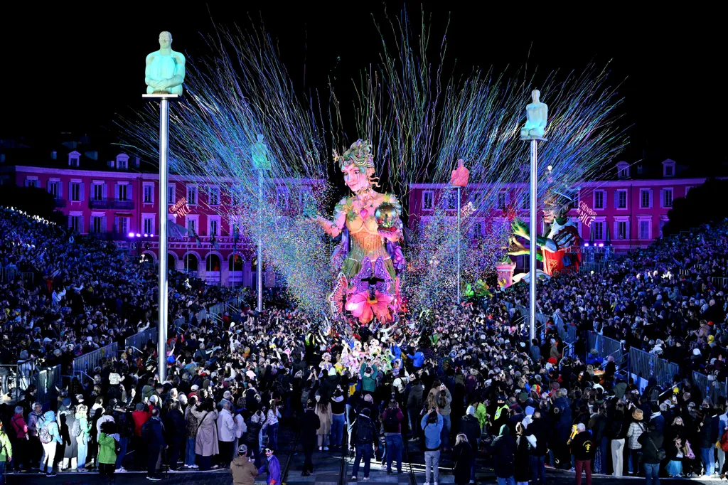 Le char de la Reine lors du 2eme corso carnavalesque nocturne du Carnaval 2026 - Vive la Reine, à Nice, le 14 février 2026. Le Carnaval se déroule du 11 février au 1 mars 2026. Il est le 1er carnaval de France et l'un des plus célèbres du monde, avec ceux