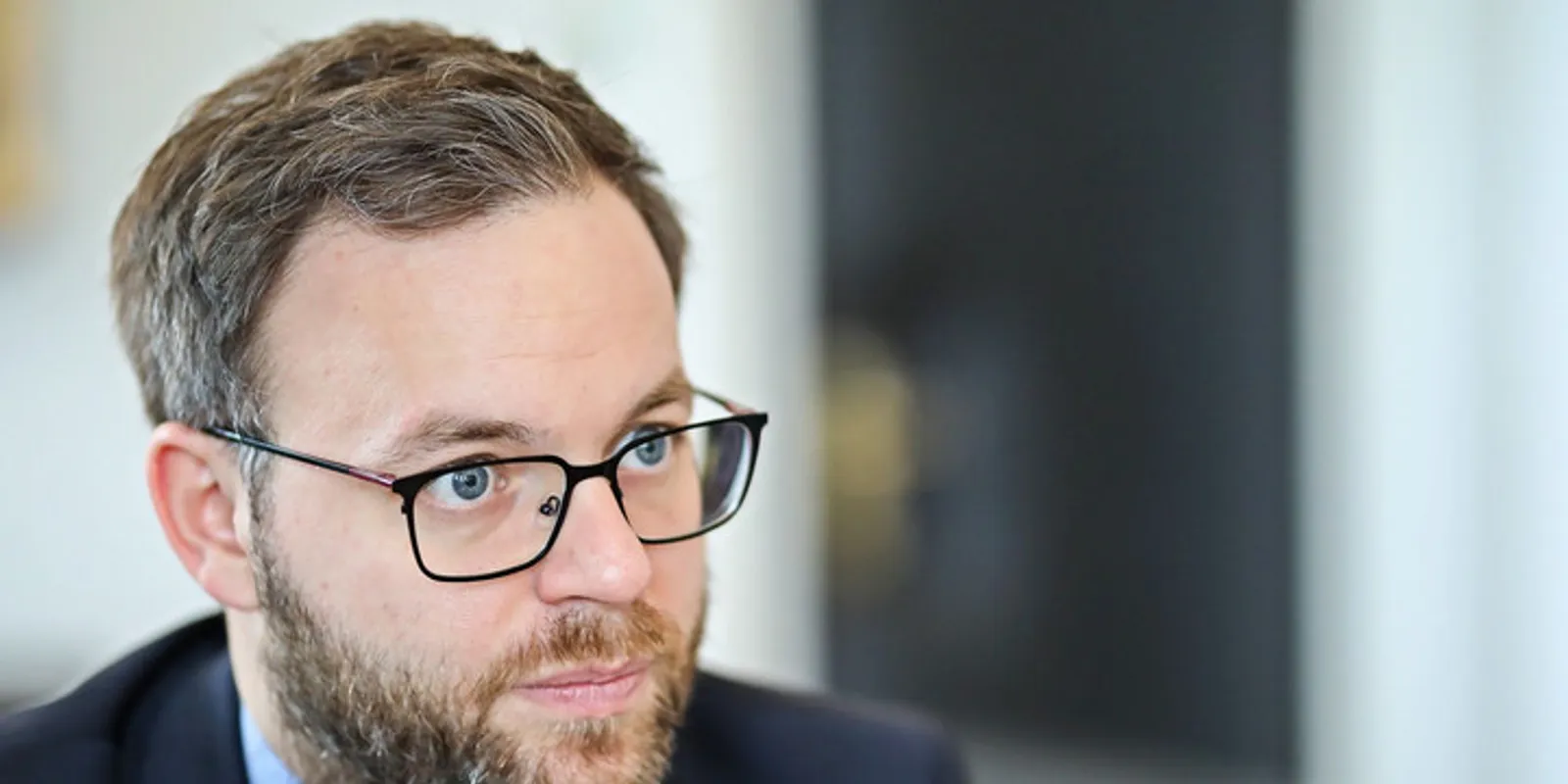 Különbség  a politikai elitek és az emberek véleménye között