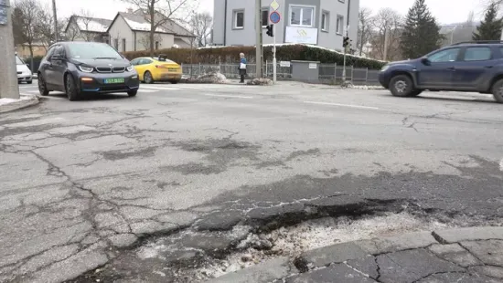 Budapest útjai mára valóságos csatatérré váltak – Kátyús fotógaléria