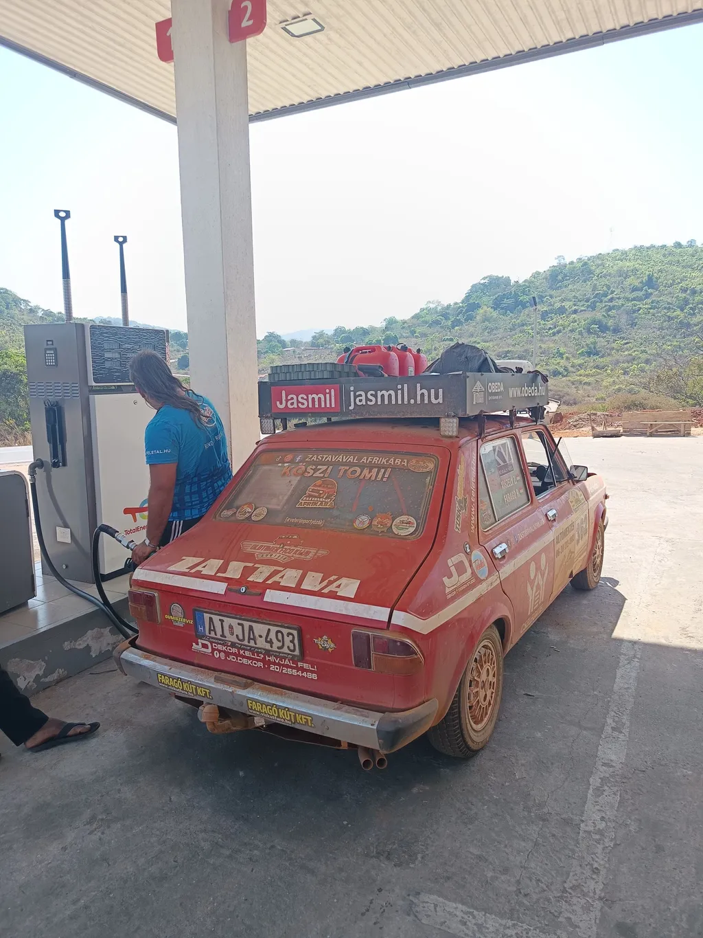 Tankolás Fotó:  Facebook / Zastavával Afrikába