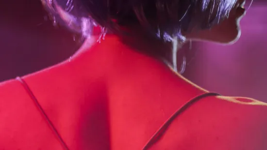 Mindenki szívét megdobogtatta: köldökig kivágott ruhában villantott a szexi műsorvezető