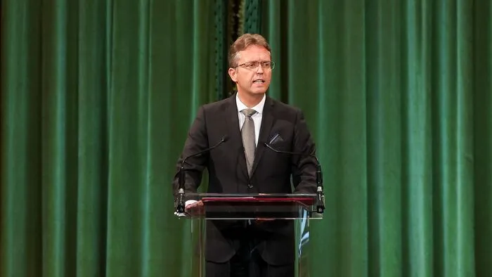 Tarr Zoltán inkább Ursula von der Leyen szoknyája mögé bújik