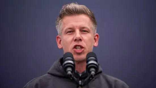 Magyar Péterék a háború és béke kérdésében is sunnyognak, végrehajtanák Brüsszel utasításait