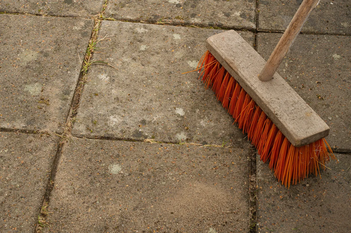 Tavaszi járda takarítási trükk Red,Broom,Standing,On,Freshly,Washed,Garden,Tiles