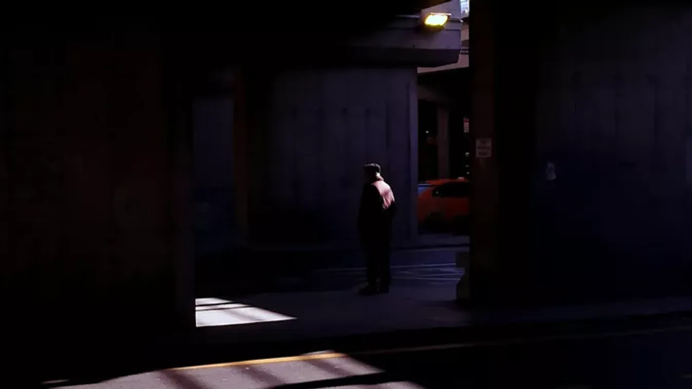 Ijesztő, sötét ruhás fantom rémíti halálra az autósokat Tatabányán – nem hiszed el, mivel szórakozik a nő