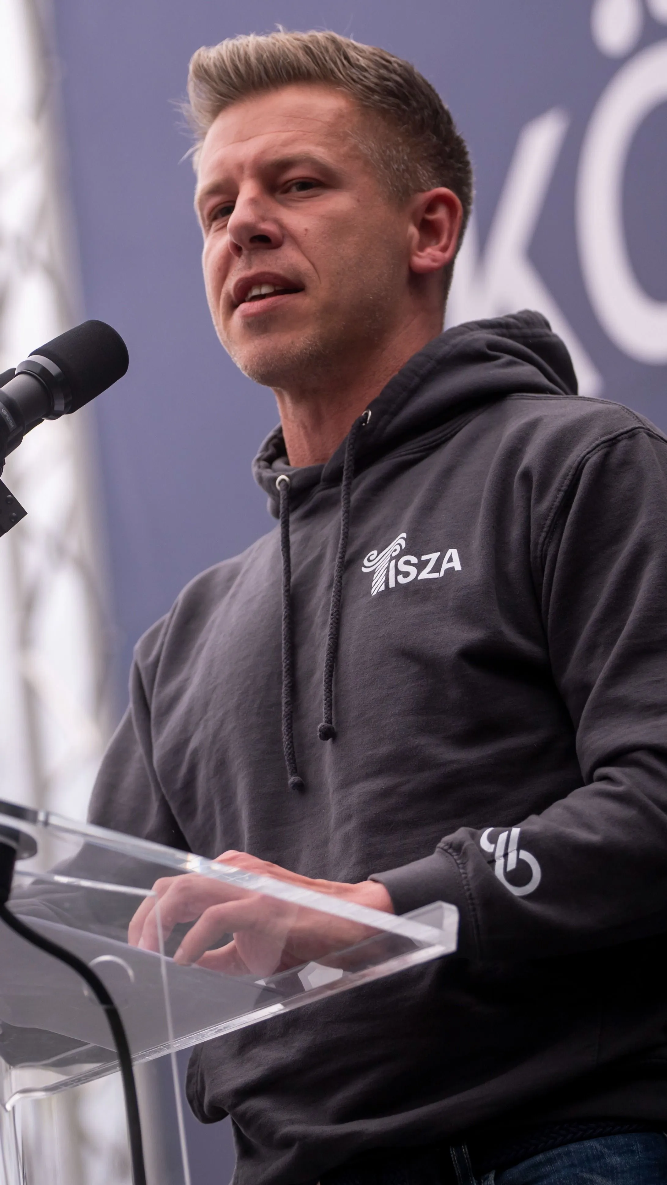 Folytatják a tiszások az idősek vegzálását