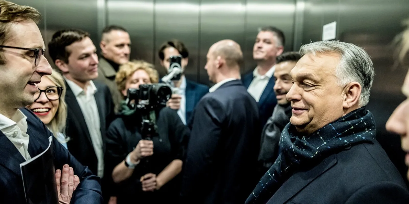 Kulisszafotók Orbán Viktortól: Ha melózunk, nyerünk!