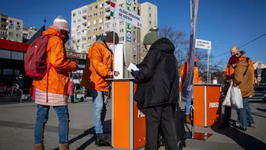 Megszólalt a fideszes aktivista, akit egy plakátrongáló a kezében sniccerrel vert össze - videó