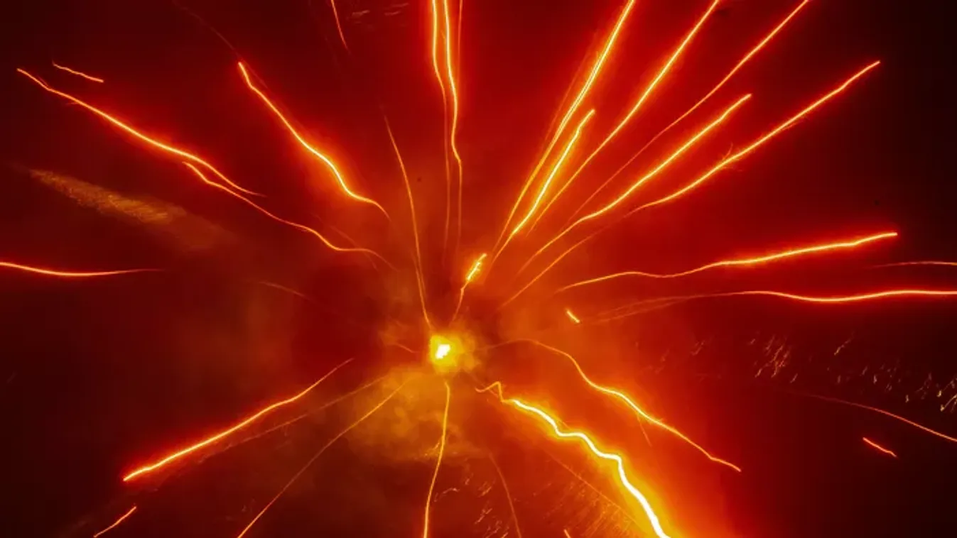 Csak tüzet rakott, amikor hirtelen minden elhomályosult