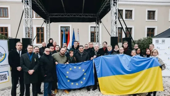 Orbán nem enged a zsarolásnak, a tiszások meg Ukrajnáért tüntiznek