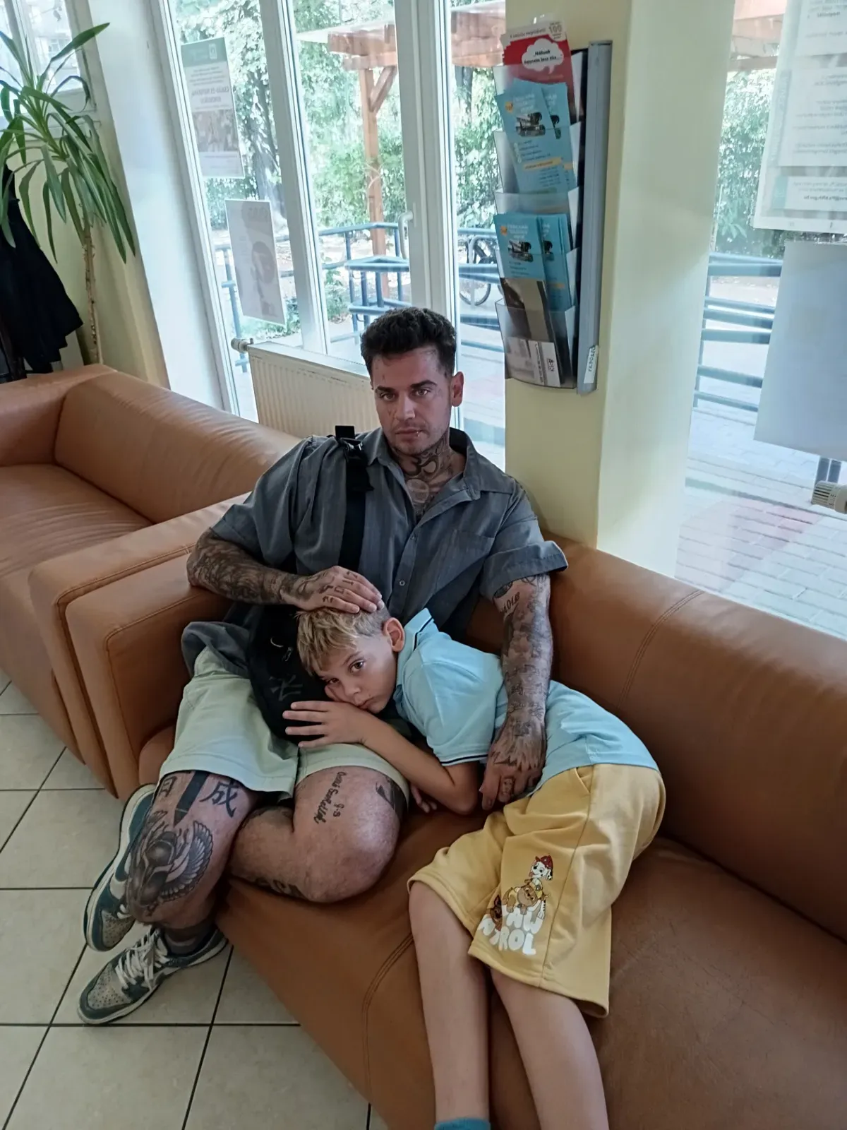 Mandula Ádám és kisfia ragaszkodnak egymáshoz, de most megint nem láthatják egymást.