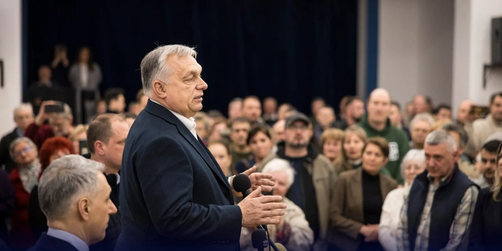 Különleges fotókat mutatott Orbán Viktor az országjárásról