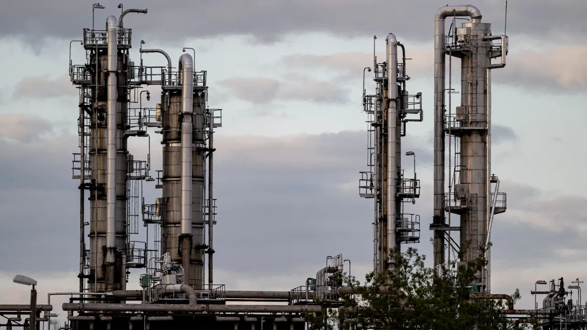 A német kormány felszabadítja a stratégiai olajtartalékuk egy részét