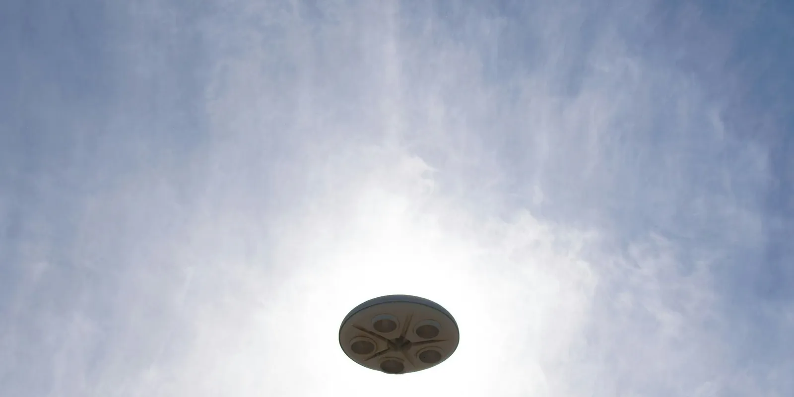 Labda méretű UFO bukkant fel a repülőgép mellett