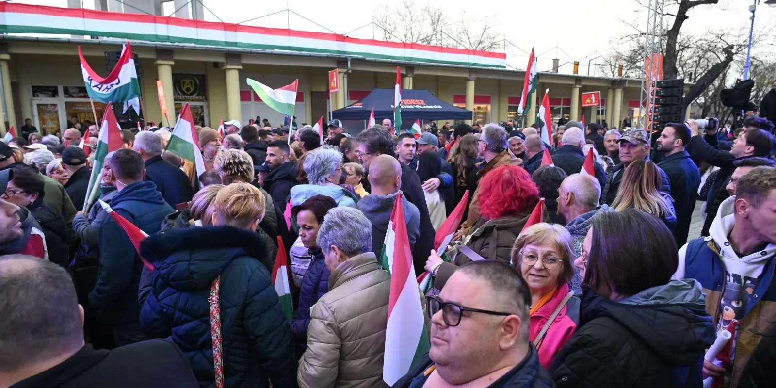 Itt vannak az első fotók: gyűlik a tömeg Törökszentmiklóson