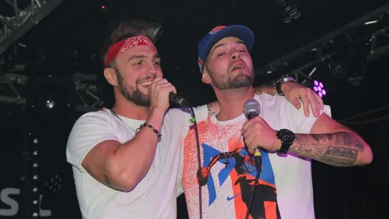 Totális káosz a reptéren: külföldön ragadt ByeAlex exe és a BSW