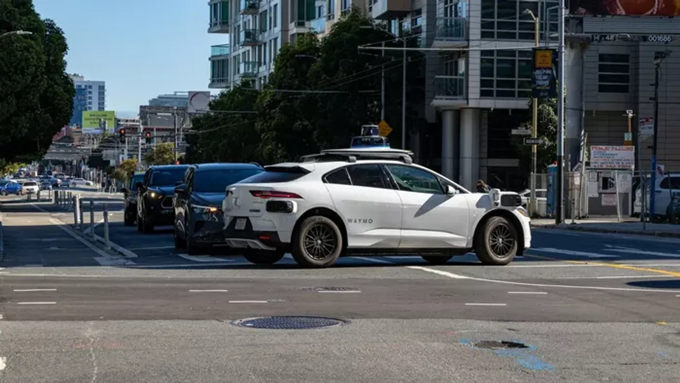 A frászt hozta utasaira egy önvezető taxi - Videó
