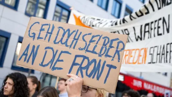 Háborús őrület Európában!  Németországban diákok tüntetnek az új katonai szolgálati törvény ellen