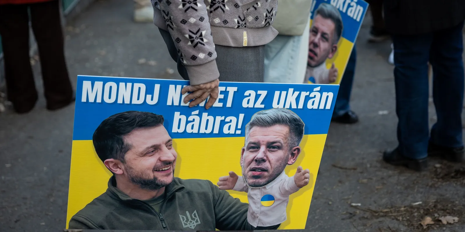 Hatalmas tömeg gyűlt össze az ukrán nagykövetség előtt