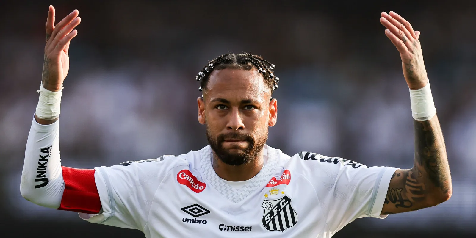 Borzalmas körülmények, Neymart beperelte a női szakácsa a kínok miatt