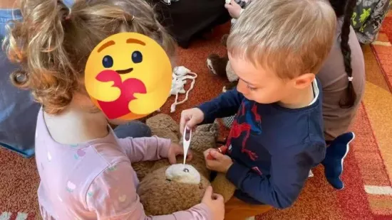 A Duchenne-szindrómás Dominik „doktor bácsi” lett: Így szelídíti meg a félelmet a 1,3 milliárdos kezelésre váró kisfiú