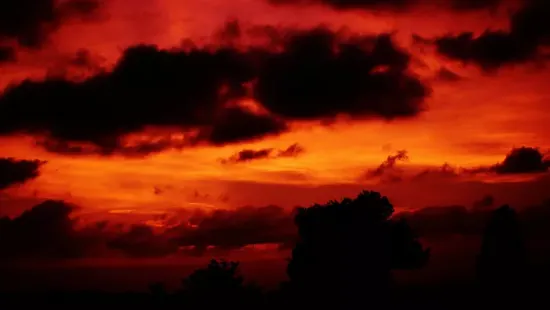 Hátborzongató jelenség: vérvörösre változott az ég - Fotó