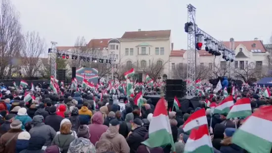 Lengenek a magyar zászlók: fotókon a veszprémi békemenet