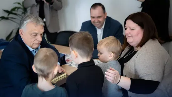 Orbán Viktor személyesen ment aláírást gyűjteni