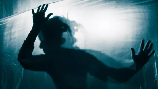 Zuhanás az álmunkban: egy orvos elárulja, miért érzünk így elalváskor