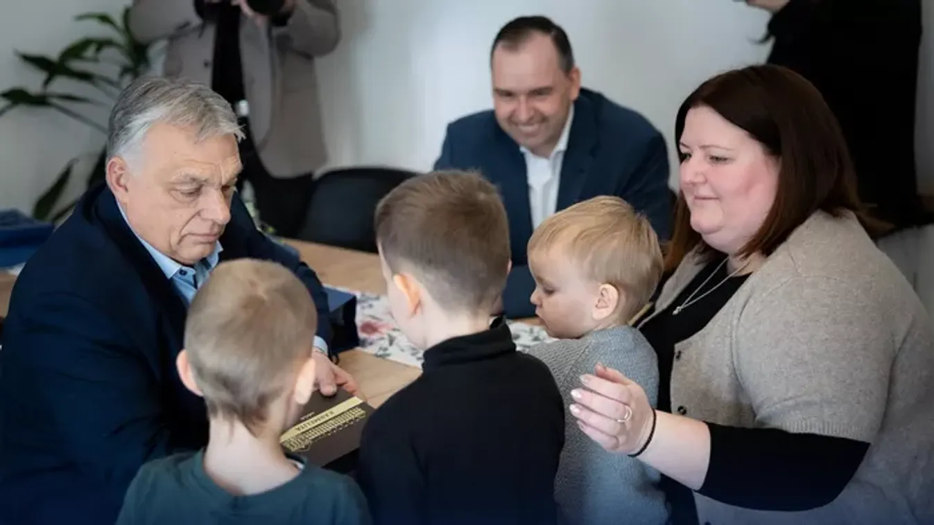 Orbán Viktor személyesen ment aláírást gyűjteni