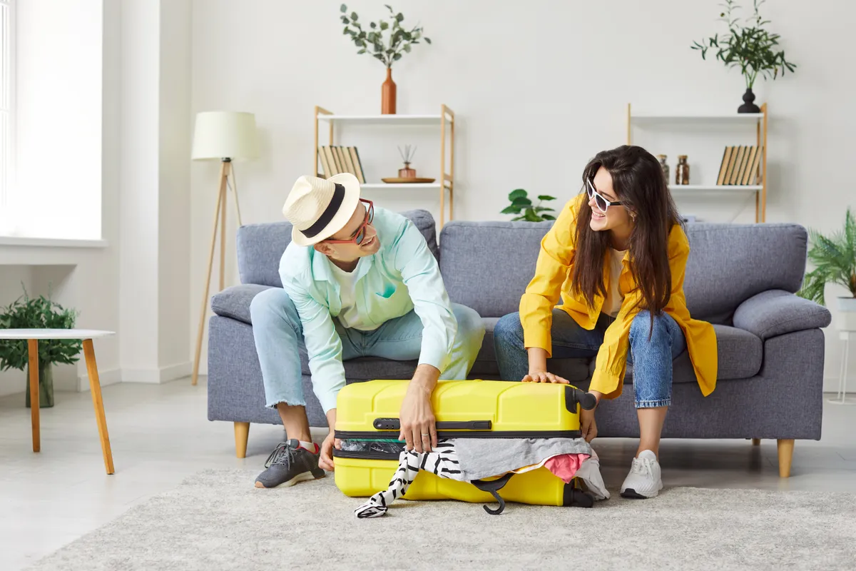 3 csillagjegyre fantasztikus utazás vár nyáron Young,Positive,Couple,Is,Packing,A,Suitcase,At,Home,,Preparing