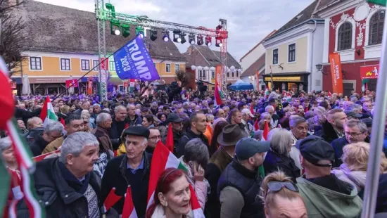 Tömeg, amíg a szem ellát: Így várják Szentendrén Orbán Viktort