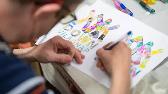 Színes zoknik, Flashmob és kiállás a Hősök terén – Itt a Down-szindróma világnapja!