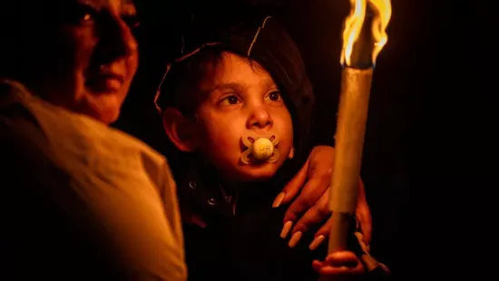 Egerben is megtelt a főtér: fáklyákkal, üdvrivalgással fogadták Orbán Viktort - videó