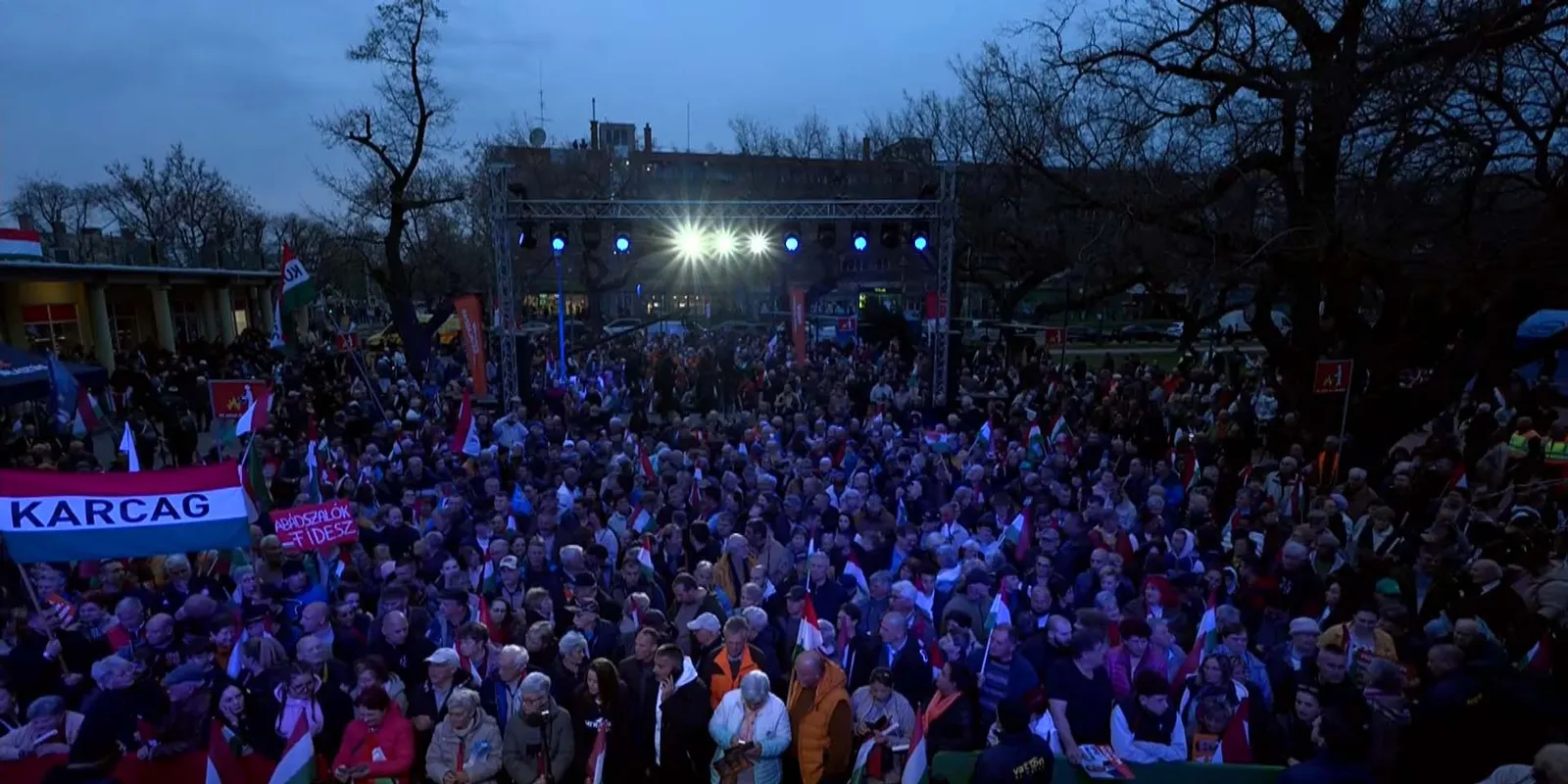 Zsúfolásig megtelt a Kossuth tér Törökszentmiklóson